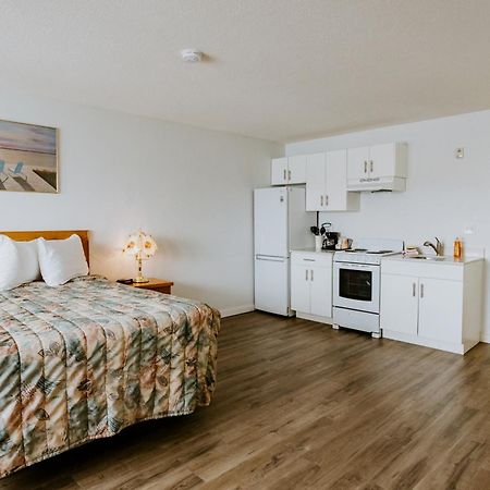 Western Budget Plus Mosaic Suites Penhold Buitenkant foto
