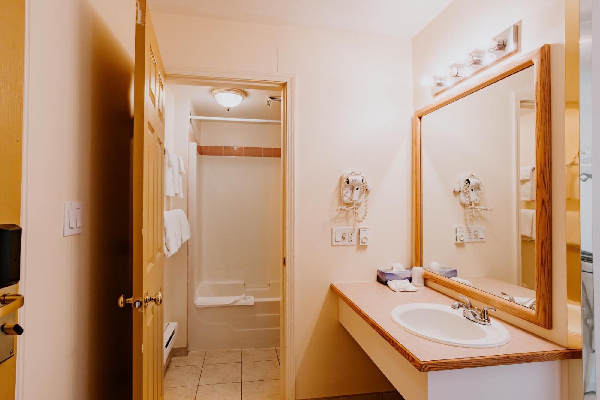 Western Budget Plus Mosaic Suites Penhold Buitenkant foto