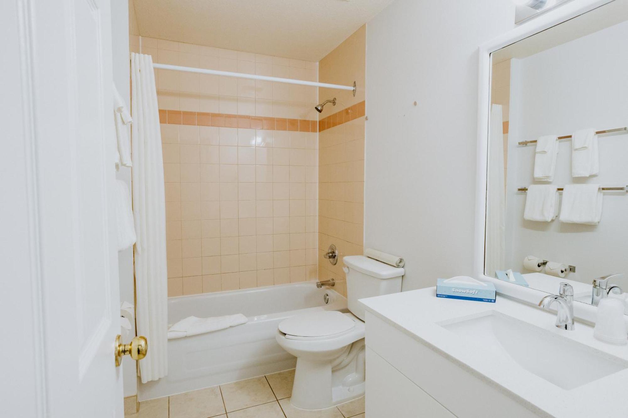 Western Budget Plus Mosaic Suites Penhold Buitenkant foto