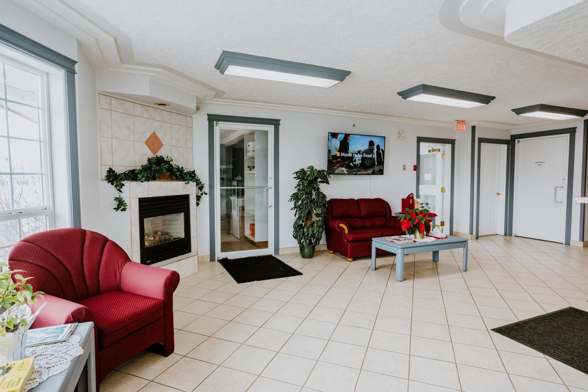 Western Budget Plus Mosaic Suites Penhold Buitenkant foto