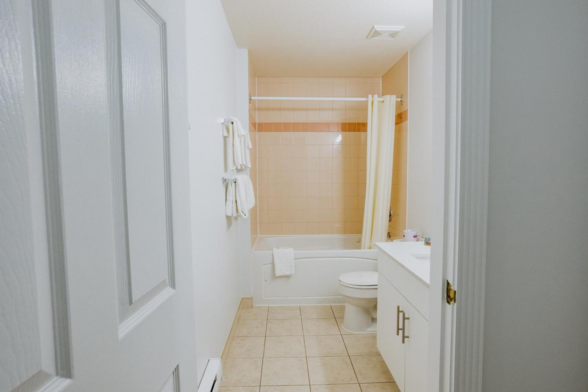 Western Budget Plus Mosaic Suites Penhold Buitenkant foto