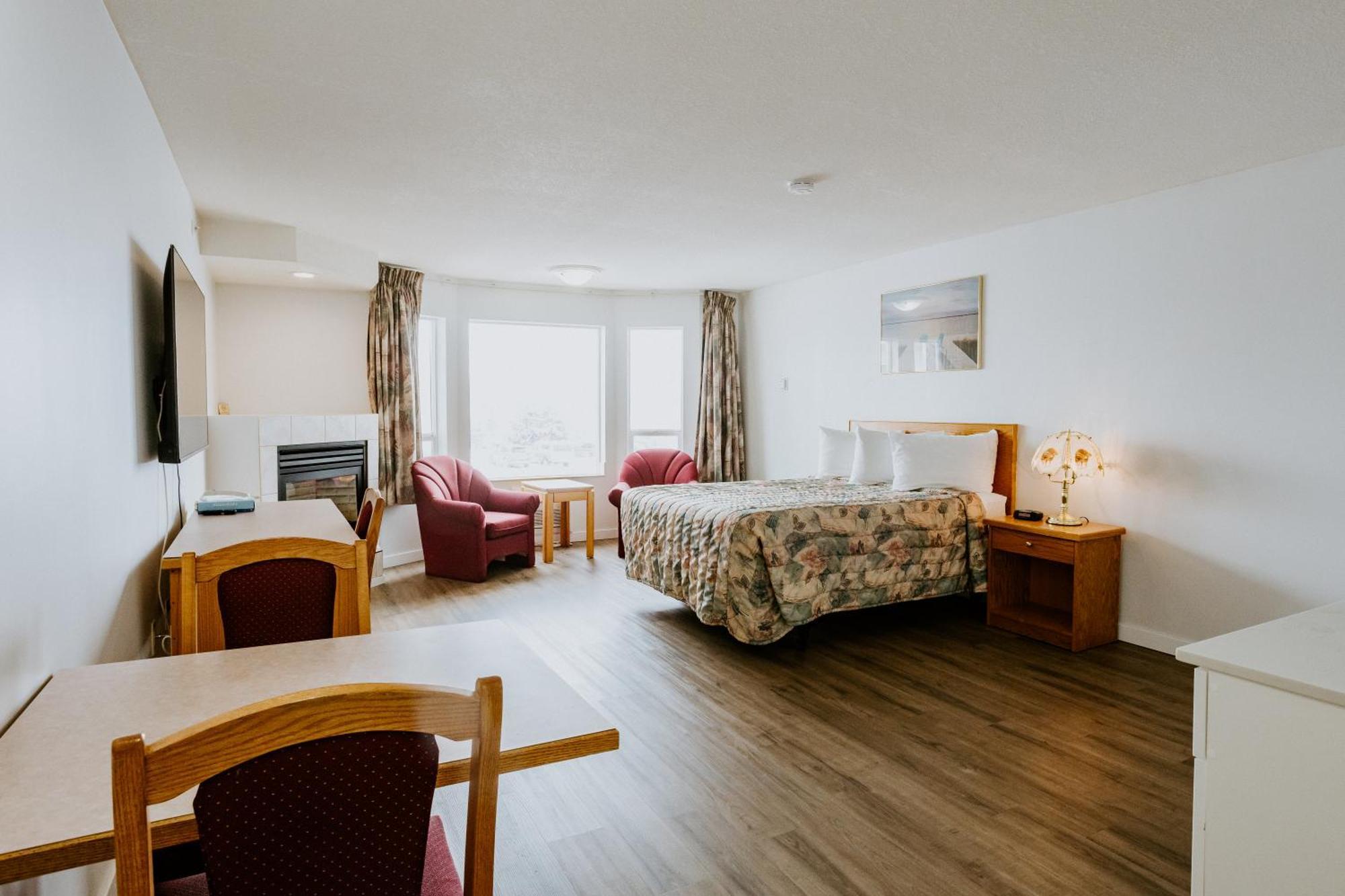 Western Budget Plus Mosaic Suites Penhold Buitenkant foto