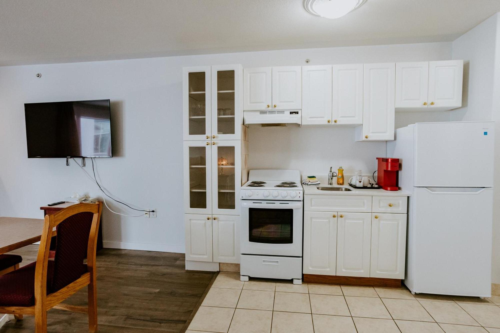 Western Budget Plus Mosaic Suites Penhold Buitenkant foto