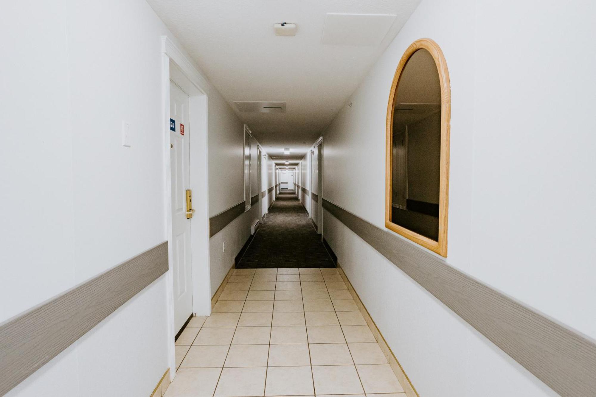 Western Budget Plus Mosaic Suites Penhold Buitenkant foto