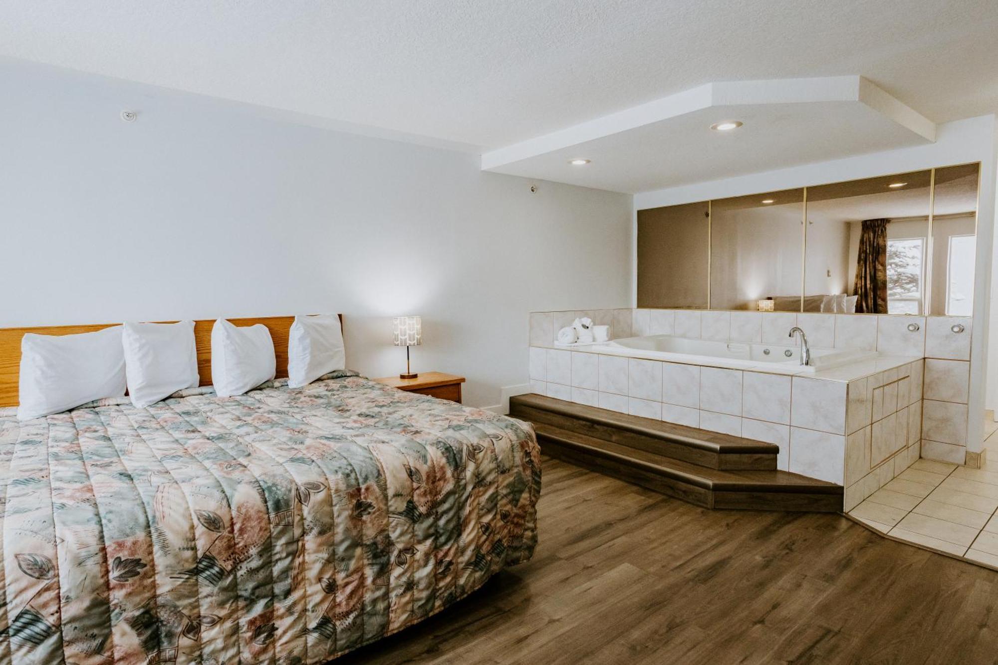 Western Budget Plus Mosaic Suites Penhold Buitenkant foto