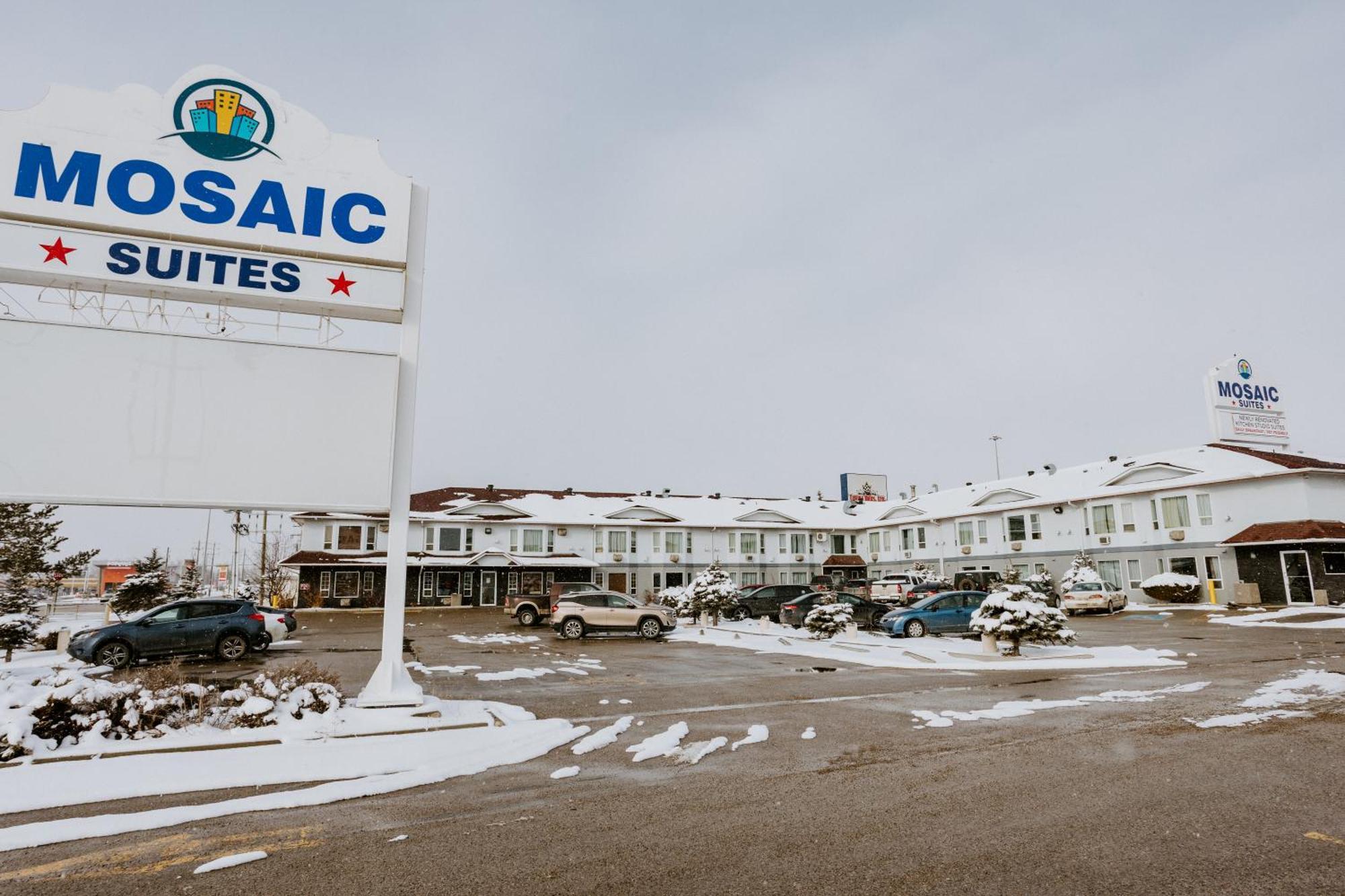 Western Budget Plus Mosaic Suites Penhold Buitenkant foto