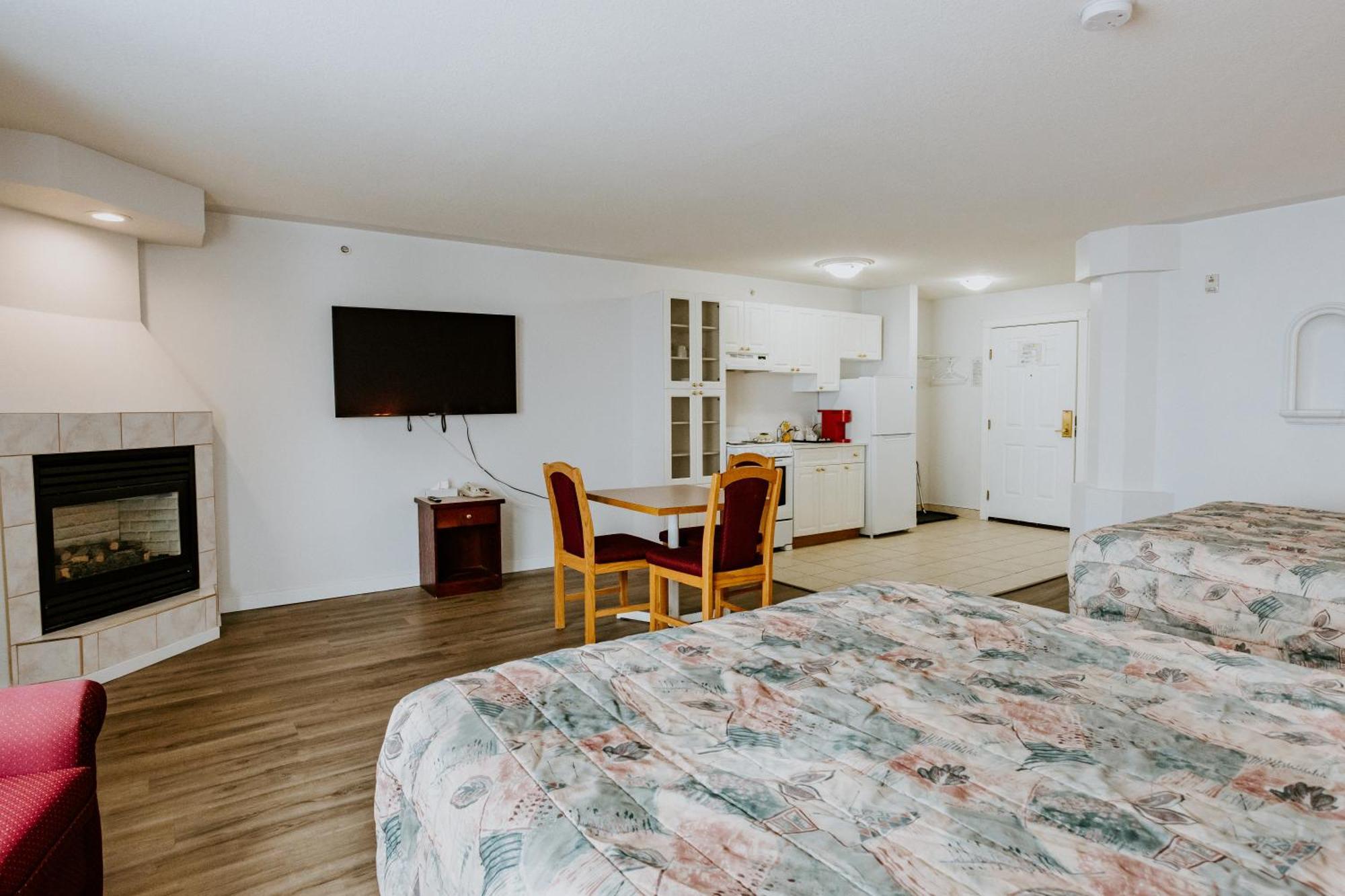 Western Budget Plus Mosaic Suites Penhold Buitenkant foto