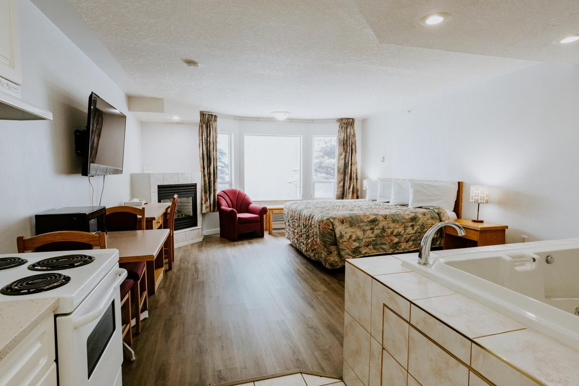 Western Budget Plus Mosaic Suites Penhold Buitenkant foto