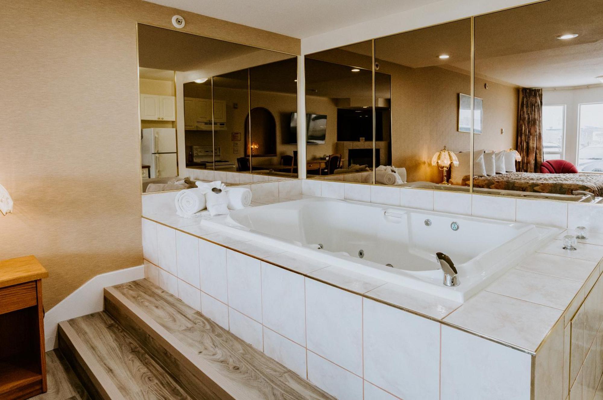 Western Budget Plus Mosaic Suites Penhold Buitenkant foto