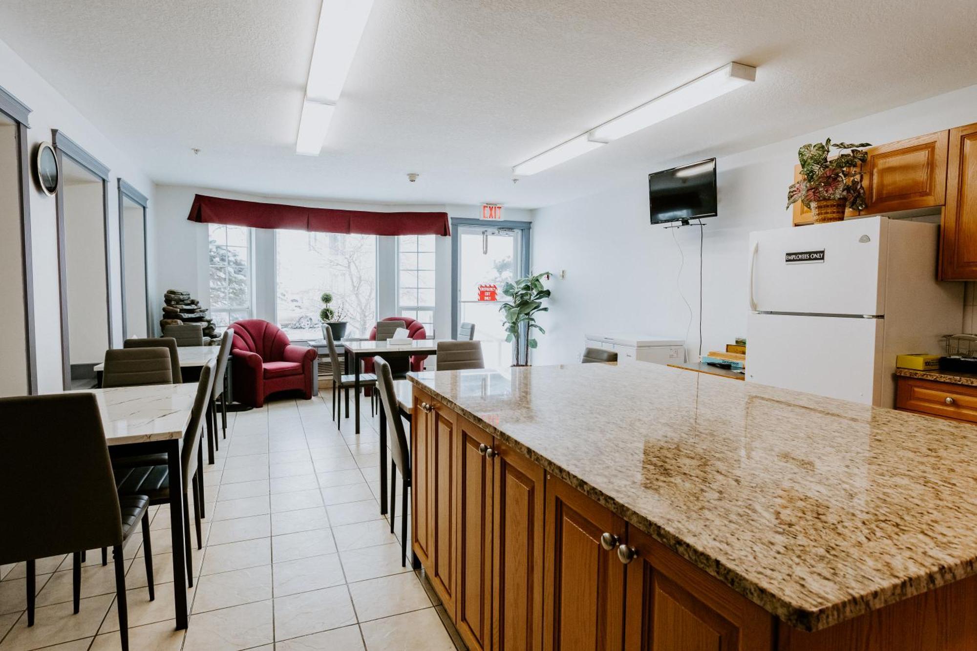 Western Budget Plus Mosaic Suites Penhold Buitenkant foto