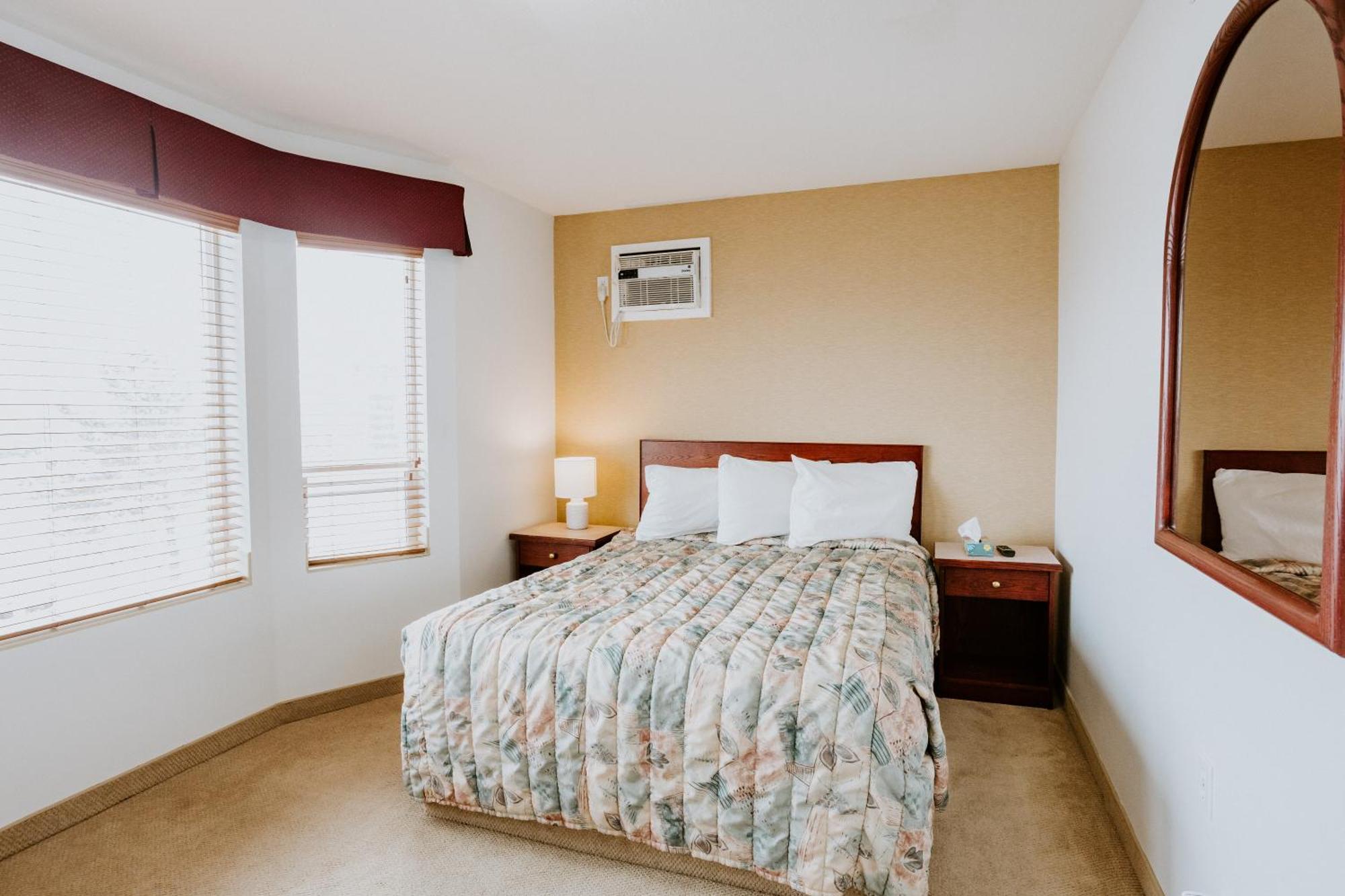 Western Budget Plus Mosaic Suites Penhold Buitenkant foto