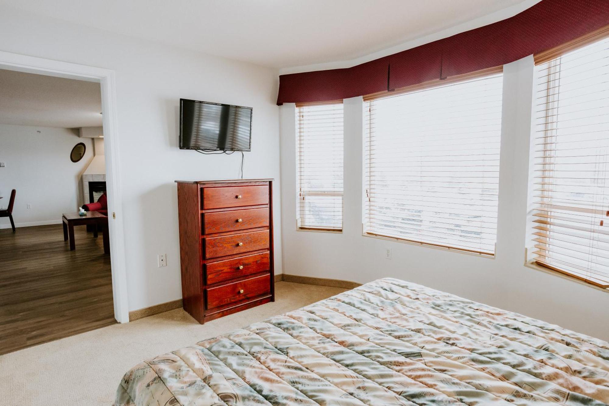 Western Budget Plus Mosaic Suites Penhold Buitenkant foto