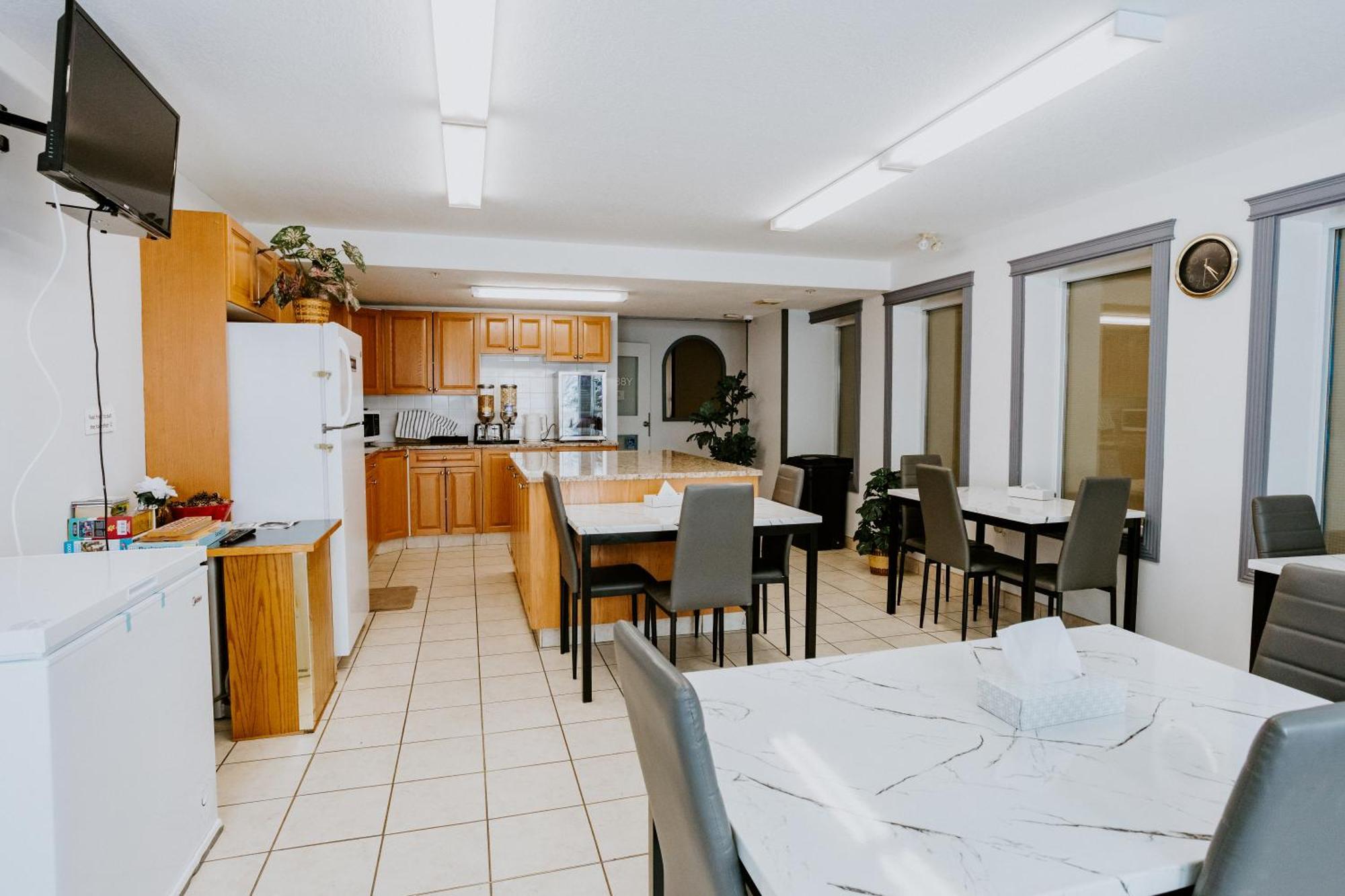 Western Budget Plus Mosaic Suites Penhold Buitenkant foto
