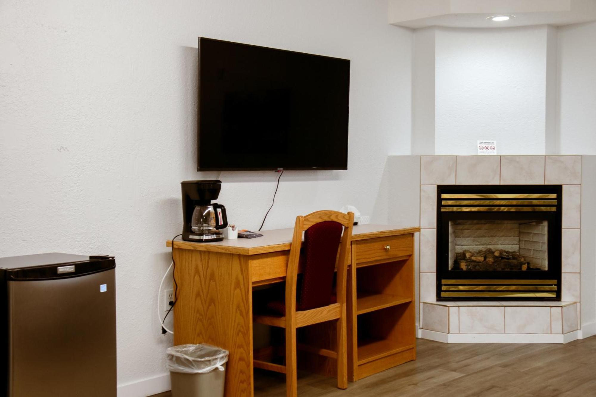 Western Budget Plus Mosaic Suites Penhold Buitenkant foto