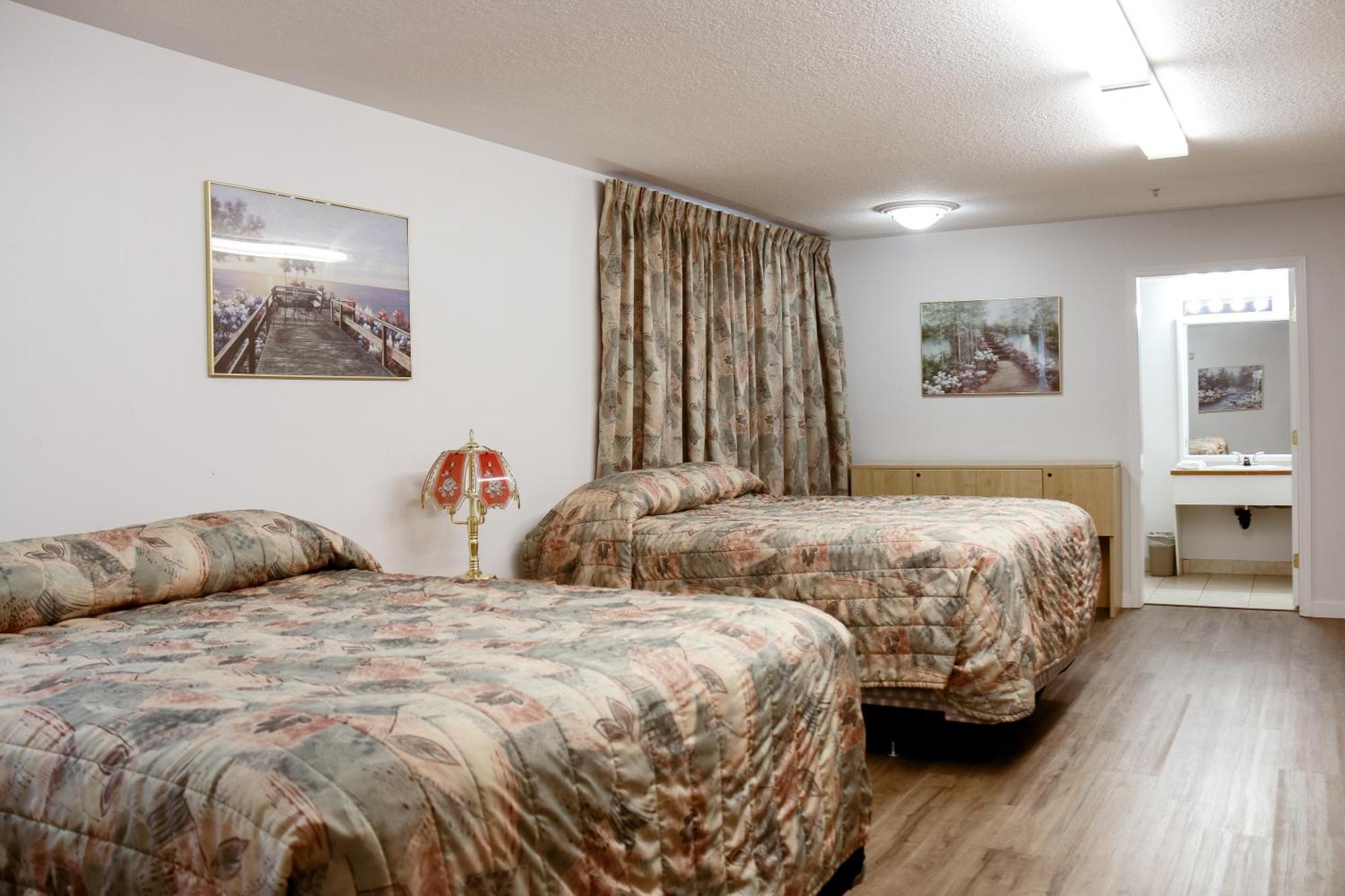 Western Budget Plus Mosaic Suites Penhold Buitenkant foto